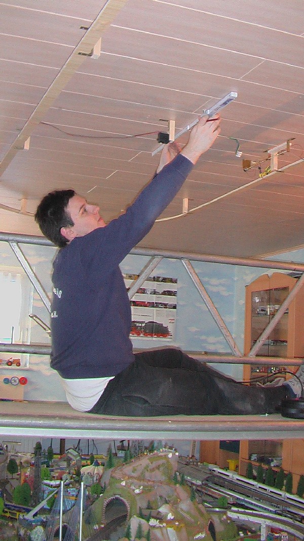 Lokschuppen Dominik - Spur H0: Neue Deckenleuchten für die Anlage